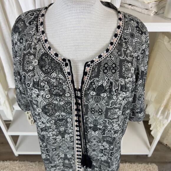 Monroe and Main women's sz. large black & gray floral boho, bohemian top #2112 - Picture 1 of 8